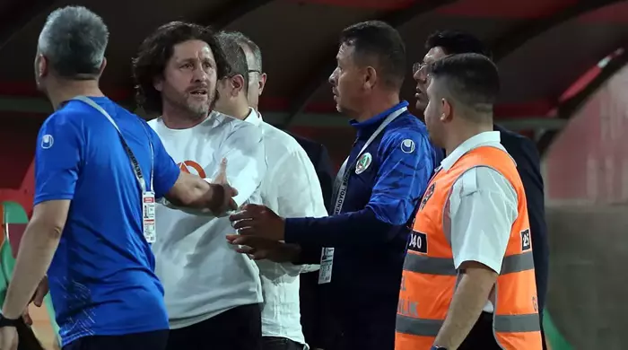 Alanyaspor Teknik Direktörü Fatih Tekke'ye kırmızı kart!