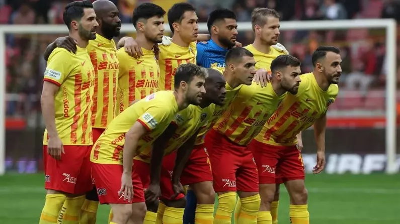 Fenerbahçe'nin rakibi Kayserispor'un uçağına yıldırım isabet etti! Zorunlu iniş yaptılar...